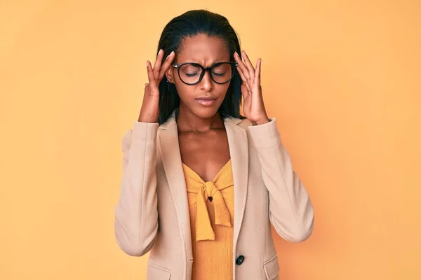 Jonge Afro Amerikaanse Vrouw Draagt Zakelijke Kleren Met Hand Hoofd — Stockfoto