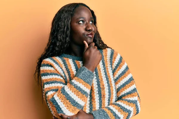 Mujer Joven Africana Con Suéter Lana Invierno Cara Seria Pensando —  Fotos de Stock