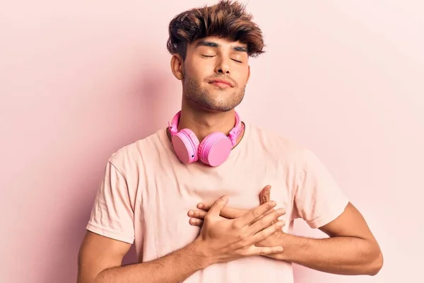 Jeune Homme Hispanique Écoutant Musique Aide Écouteurs Souriant Avec Les — Photo