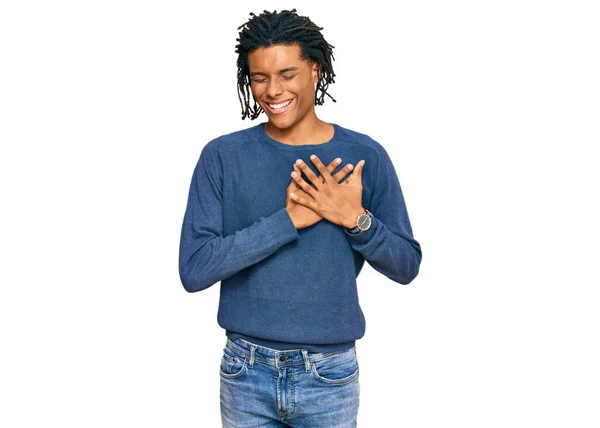 若いアフリカ系アメリカ人の男性は 目を閉じて胸に手で笑みを浮かべてカジュアルな冬のセーターを着て 顔に感謝のジェスチャー 健康の概念 — ストック写真