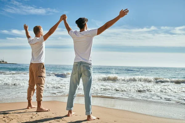 Jong Gay Paar Zoek Naar Horizon Ademhaling Het Strand — Stockfoto