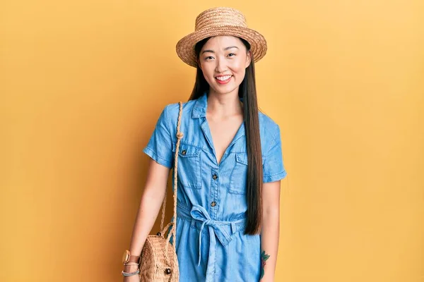 Junge Chinesin Mit Sommermütze Und Einem Fröhlichen Und Kühlen Lächeln — Stockfoto