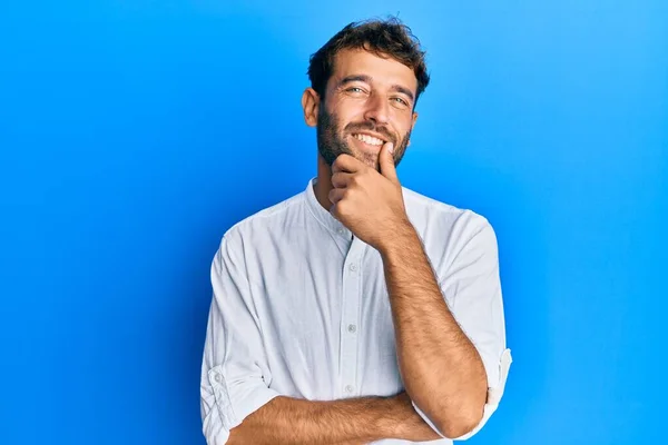 Hombre Guapo Con Barba Vistiendo Una Camisa Elegante Sonriendo Mirando —  Fotos de Stock
