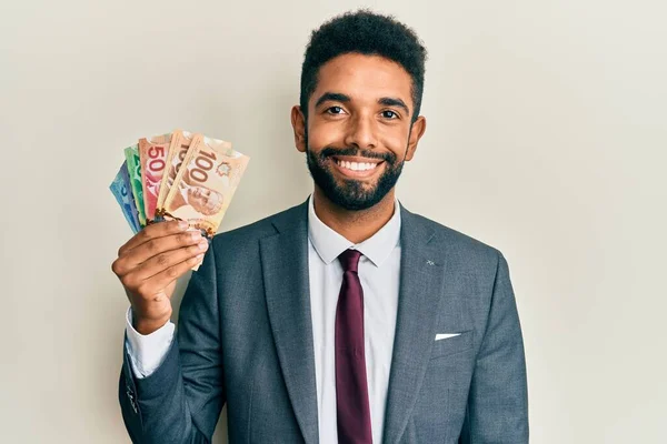 Όμορφος Ισπανόφωνος Επιχειρηματίας Γενειάδα Που Κρατάει Καναδέζικα Δολάρια Και Δείχνει — Φωτογραφία Αρχείου