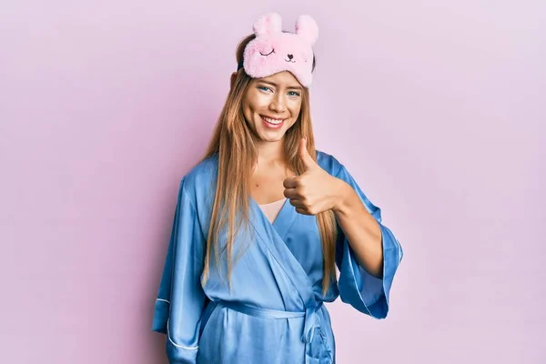 Linda Jovem Loira Usando Máscara Sono Pijama Fazendo Polegares Felizes — Fotografia de Stock