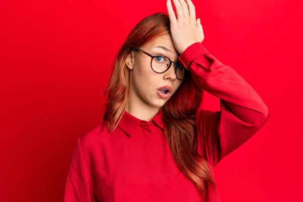 Fiatal Gyönyörű Vörös Hajú Visel Alkalmi Ruhák Szemüveg Felett Piros — Stock Fotó