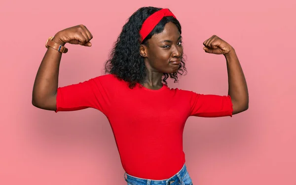 Mulher Jovem Africana Bonita Vestindo Roupas Casuais Mostrando Músculos Braços — Fotografia de Stock