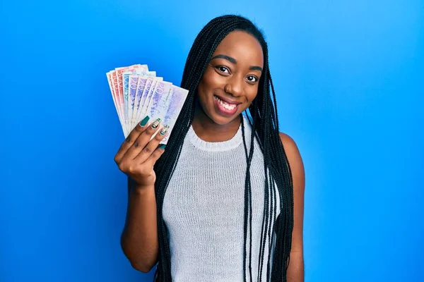 Joven Mujer Afroamericana Sosteniendo Billetes Coronas Suecas Con Aspecto Positivo —  Fotos de Stock