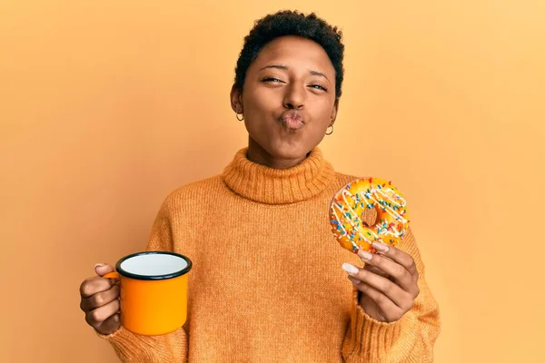 Een Jong Afrikaans Amerikaans Meisje Dat Donut Eet Koffie Drinkt — Stockfoto