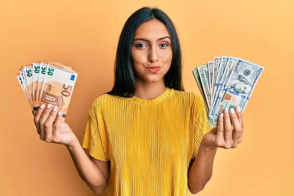 Jonge Brunette Vrouw Met Een Bos Dollars Euro Puffende Wangen — Stockfoto