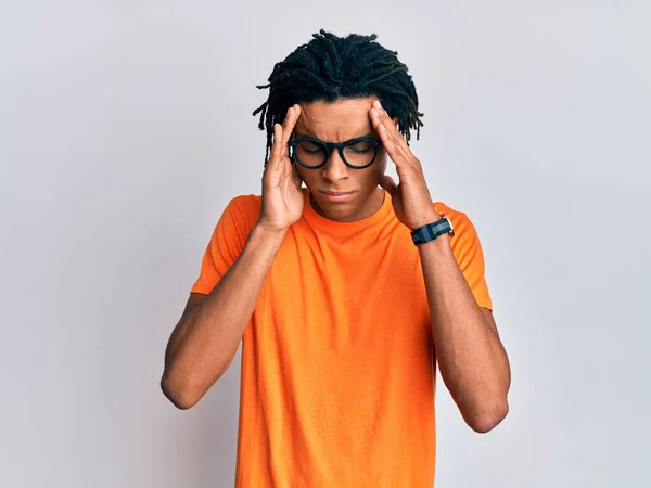 ストレスが原因で頭の痛みのために頭の上に手でカジュアルな服や眼鏡をかけて若いアフリカ系アメリカ人の男性 片頭痛 — ストック写真