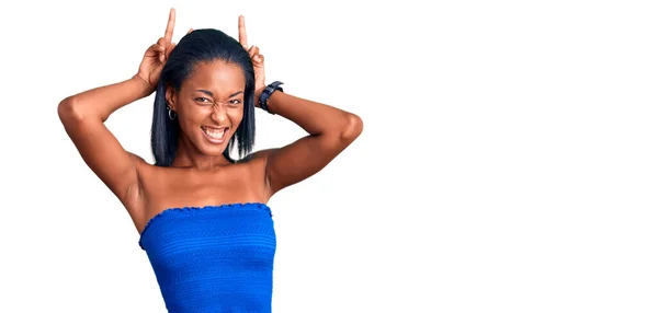 Jovem Afro Americana Vestindo Roupas Casuais Verão Posando Engraçado Louco — Fotografia de Stock