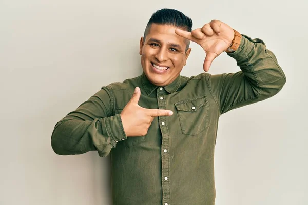 Jovem Latino Vestindo Roupas Casuais Sorrindo Fazendo Moldura Com Mãos — Fotografia de Stock