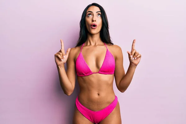 Vacker Latinamerikansk Kvinna Bikini Förvånad Och Förvånad När Hon Tittar — Stockfoto