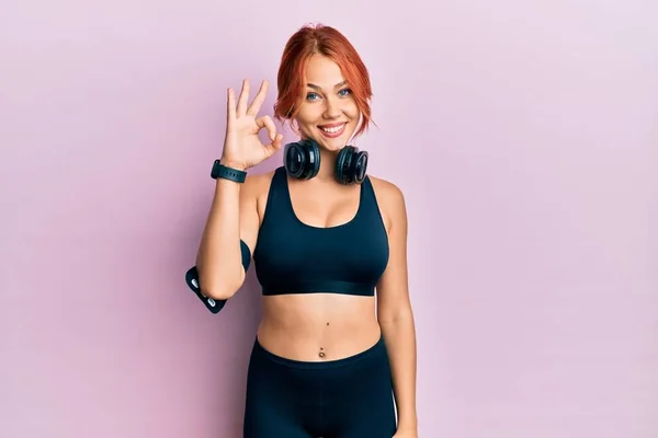 Joven Hermosa Pelirroja Vistiendo Ropa Gimnasio Uso Auriculares Sonriendo Positiva — Foto de Stock