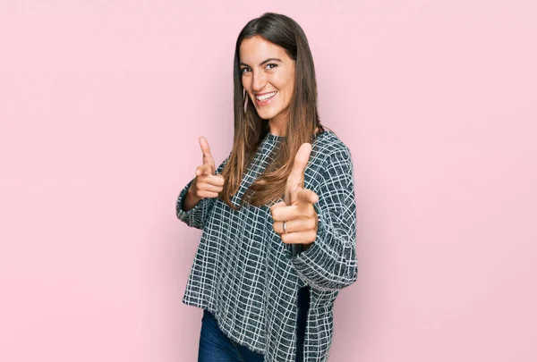 Jonge Mooie Vrouw Draagt Casual Kleding Wijzende Vingers Naar Camera — Stockfoto