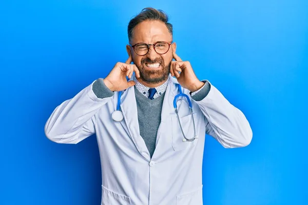 Bonito Homem Meia Idade Vestindo Uniforme Médico Estetoscópio Cobrindo Orelhas — Fotografia de Stock