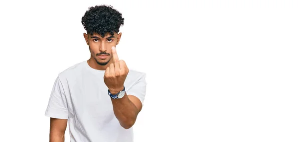 Junger Arabischer Mann Trägt Lässiges Weißes Shirt Mit Mittelfinger Unhöflichem — Stockfoto