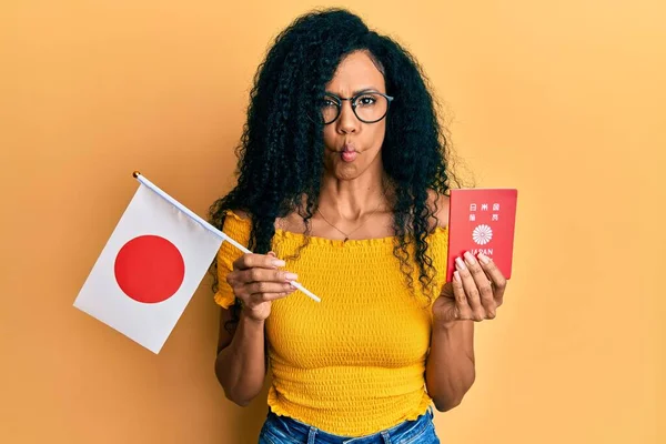 Middelbare Leeftijd Afrikaanse Amerikaanse Vrouw Met Japanse Vlag Paspoort Het — Stockfoto