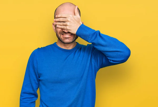 Joven Hispano Vestido Con Ropa Casual Sonriendo Riendo Con Mano — Foto de Stock