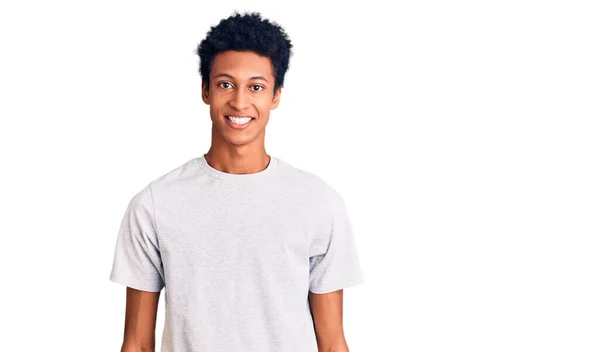 Joven Afroamericano Vestido Con Ropa Casual Con Una Sonrisa Alegre — Foto de Stock