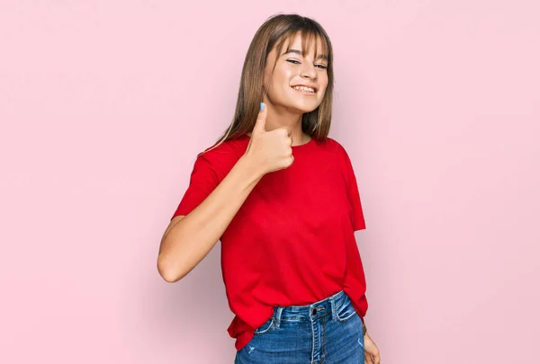 Tiener Blank Meisje Draagt Casual Rood Shirt Doet Vrolijke Duimen — Stockfoto