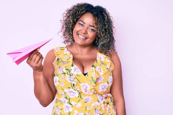 Jovem Afro Americana Size Mulher Segurando Avião Papel Olhando Positivo — Fotografia de Stock