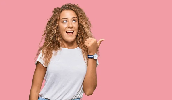 Hermosa Chica Adolescente Caucásica Con Camiseta Blanca Casual Sonriendo Con —  Fotos de Stock