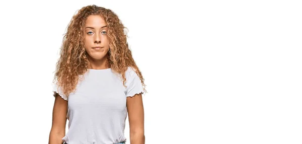 Schöne Kaukasische Teenager Mädchen Lässigem Weißen Shirt Entspannt Mit Ernstem — Stockfoto