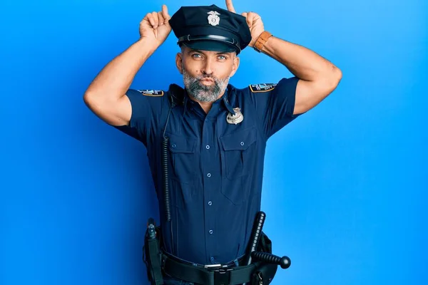 Красивий Чоловік Середнього Віку Поліцейській Формі Робить Смішний Жест Пальцем — стокове фото
