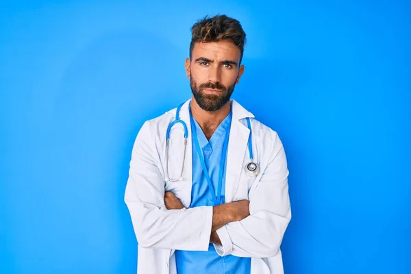 Jovem Hispânico Vestindo Uniforme Médico Estetoscópio Cético Nervoso Desaprovando Expressão — Fotografia de Stock