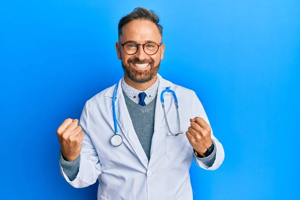 Hombre Guapo Mediana Edad Vistiendo Uniforme Médico Estetoscopio Muy Feliz — Foto de Stock