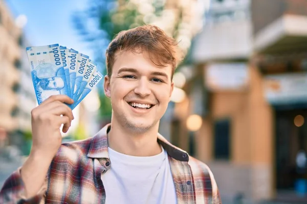 Fiatal Fehér Férfi Mosolyog Boldog Kezében Chilei Peso Bankjegyek Városban — Stock Fotó