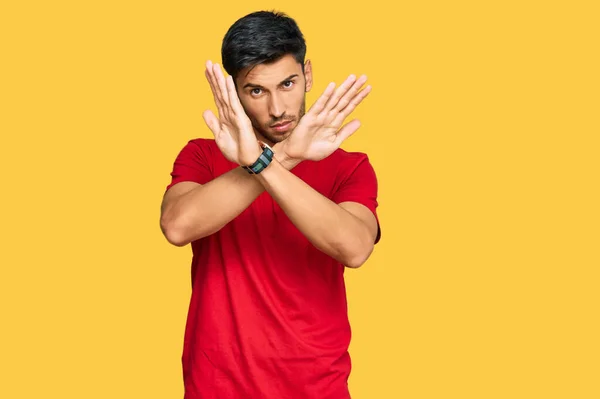 Jonge Knappe Man Draagt Casual Rood Tshirt Afwijzing Uitdrukking Kruising — Stockfoto