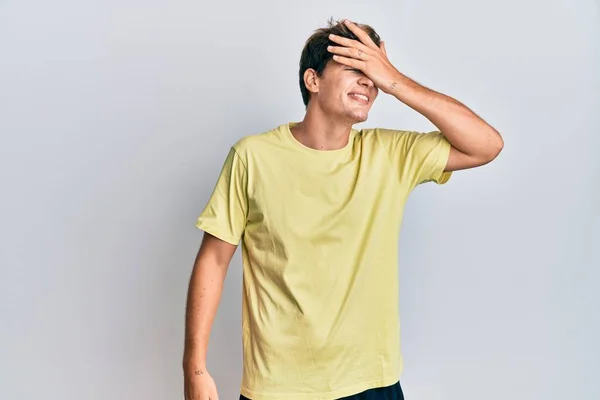 Knappe Blanke Man Die Casual Kleren Draagt Glimlachend Lachend Met — Stockfoto