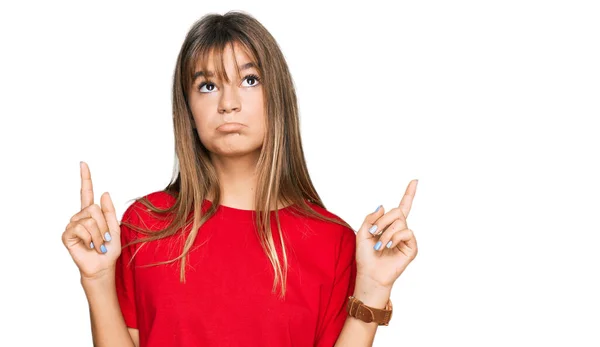 Teenager Kaukasisches Mädchen Lässigem Rotem Shirt Das Nach Oben Zeigt — Stockfoto