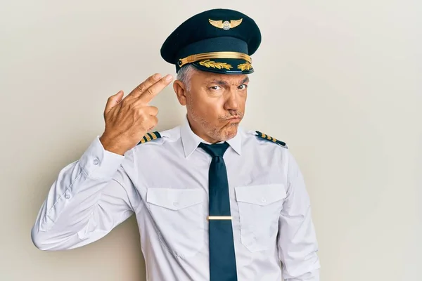 Schöner Erwachsener Mann Mittleren Alters Flugzeugpilotenuniform Schießt Und Tötet Sich — Stockfoto