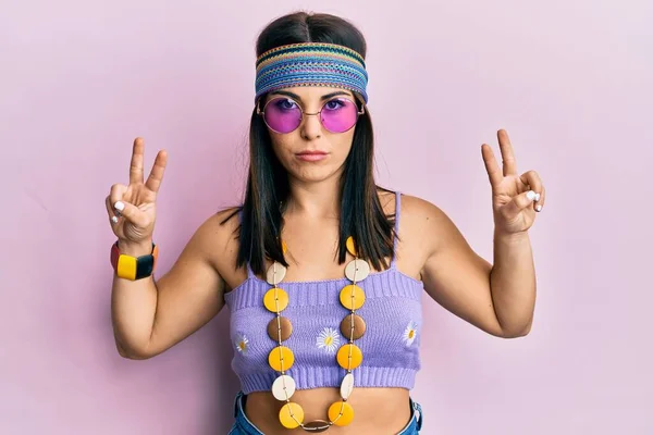 Joven Morena Vestida Estilo Bohemio Hippie Haciendo Símbolo Paz Escéptico —  Fotos de Stock