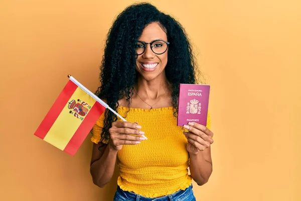 Mujer Afroamericana Mediana Edad Con Bandera España Pasaporte Sonriendo Con —  Fotos de Stock