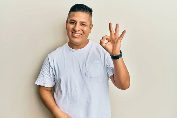 Hombre Latino Joven Con Camiseta Blanca Casual Sonriendo Positiva Haciendo —  Fotos de Stock