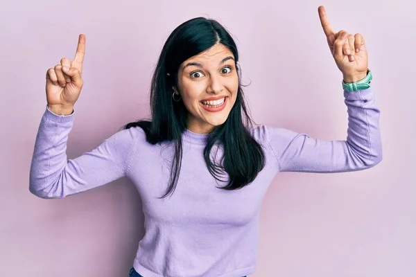 Young Hispanic Woman Wearing Casual Clothes Smiling Amazed Surprised Pointing — Stock Photo, Image