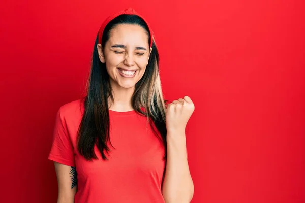 Mujer Hispana Joven Con Camiseta Roja Casual Celebrando Sorprendida Sorprendida — Foto de Stock