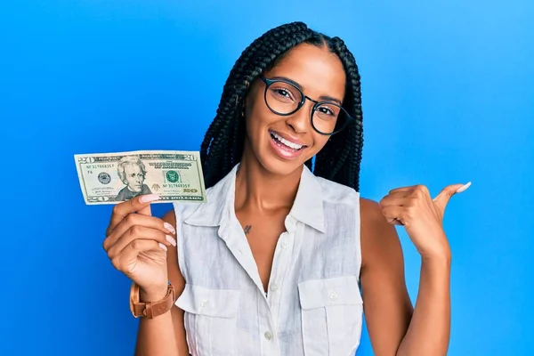 Hermosa Mujer Hispana Sosteniendo Billete Dólares Apuntando Con Pulgar Hacia —  Fotos de Stock