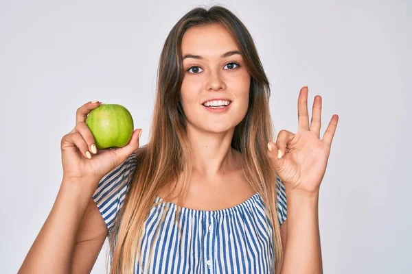 Mulher Branca Bonita Segurando Maçã Verde Fazendo Sinal Com Dedos — Fotografia de Stock