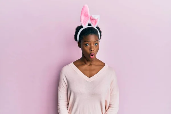 Jovem Menina Afro Americana Vestindo Orelhas Coelho Bonito Páscoa Com — Fotografia de Stock