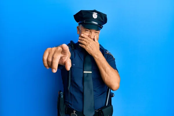 Красивий Чоловік Середнього Віку Поліцейській Формі Сміється Над Вами Вказуючи — стокове фото