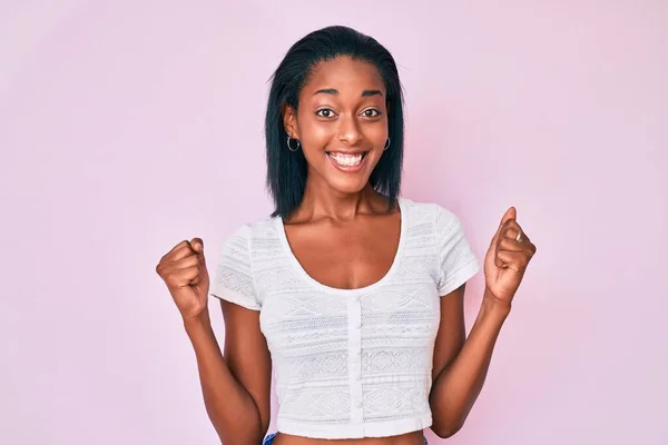 Mujer Afroamericana Joven Vistiendo Ropa Casual Celebrando Sorprendida Sorprendida Por — Foto de Stock