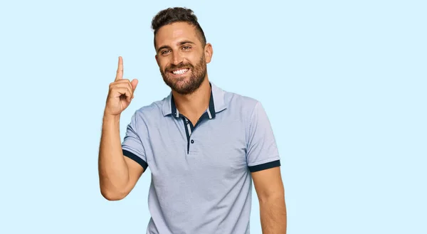 Homem Bonito Com Barba Vestindo Roupas Casuais Mostrando Apontando Para — Fotografia de Stock