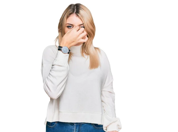 Die Junge Kaukasische Frau Lässigem Winterpullover Reibt Sich Müde Nase — Stockfoto