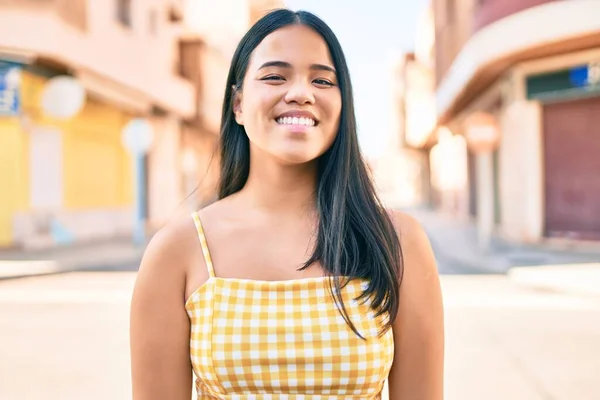 Молода Азіатська Дівчина Посміхається Щасливий Місті — стокове фото